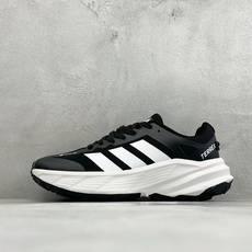 Adidas TERREX FREEHIKER SL GTX 硬核的薄底徒步踩跟鞋 鞋底会比大齿花的越野底更防滑 搭配G Adidas TERREX FREEHIKER SL GTX 硬核的薄底徒步踩跟鞋 鞋底会比大齿花的越野底更防滑 搭配G