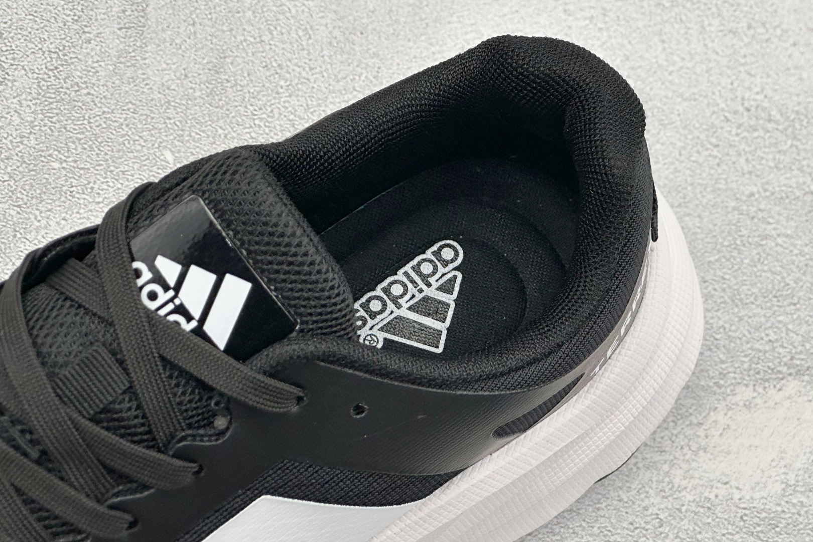 Adidas TERREX FREEHIKER SL GTX 硬核的薄底徒步踩跟鞋 鞋底会比大齿花的越野底更防滑 搭配G