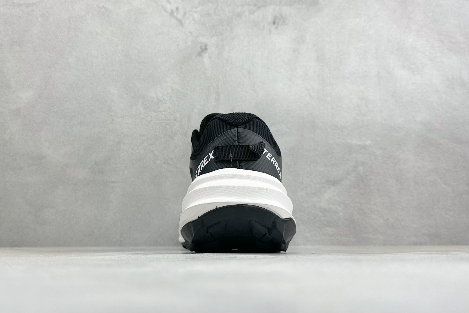 Adidas TERREX FREEHIKER SL GTX 硬核的薄底徒步踩跟鞋 鞋底会比大齿花的越野底更防滑 搭配G