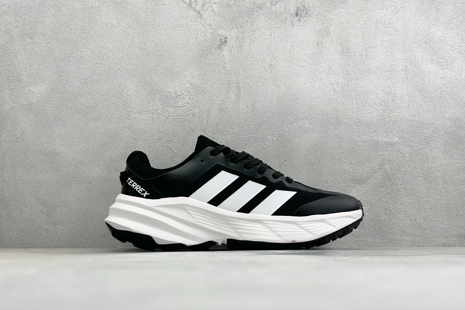 Adidas TERREX FREEHIKER SL GTX 硬核的薄底徒步踩跟鞋 鞋底会比大齿花的越野底更防滑 搭配G