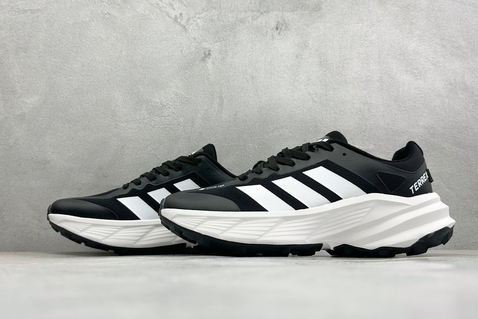Adidas TERREX FREEHIKER SL GTX 硬核的薄底徒步踩跟鞋 鞋底会比大齿花的越野底更防滑 搭配G