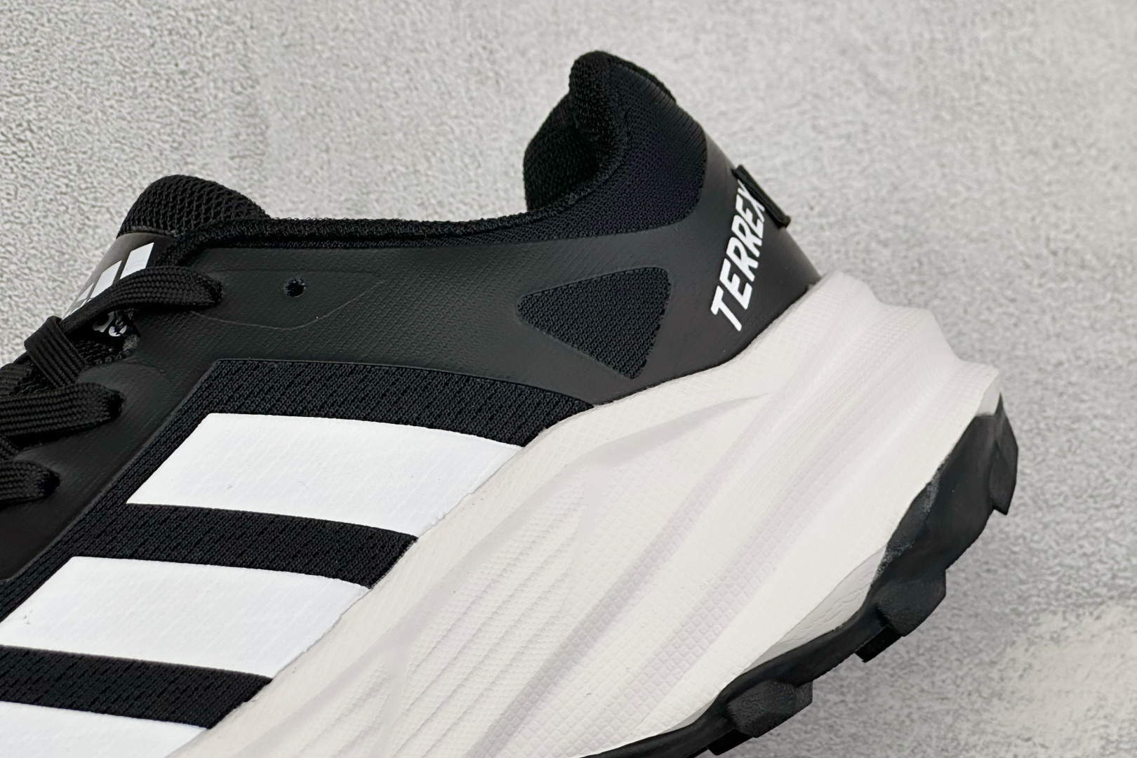 Adidas TERREX FREEHIKER SL GTX 硬核的薄底徒步踩跟鞋 鞋底会比大齿花的越野底更防滑 搭配G