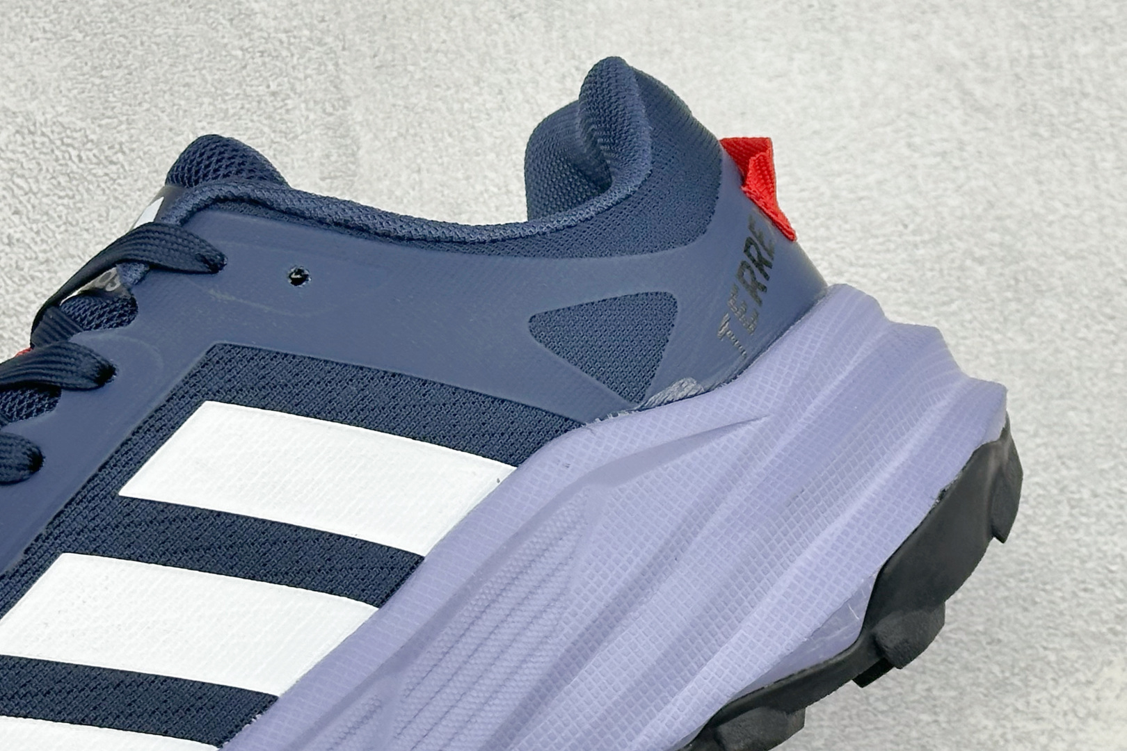 Adidas TERREX FREEHIKER SL GTX 硬核的薄底徒步踩跟鞋 鞋底会比大齿花的越野底更防滑 搭配G
