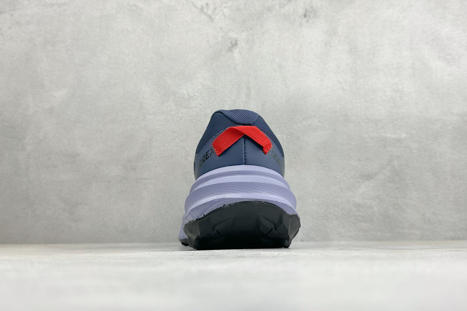 Adidas TERREX FREEHIKER SL GTX 硬核的薄底徒步踩跟鞋 鞋底会比大齿花的越野底更防滑 搭配G