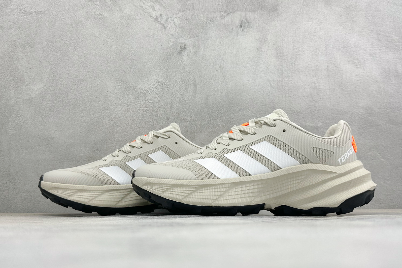 Adidas TERREX FREEHIKER SL GTX 硬核的薄底徒步踩跟鞋 鞋底会比大齿花的越野底更防滑 搭配G