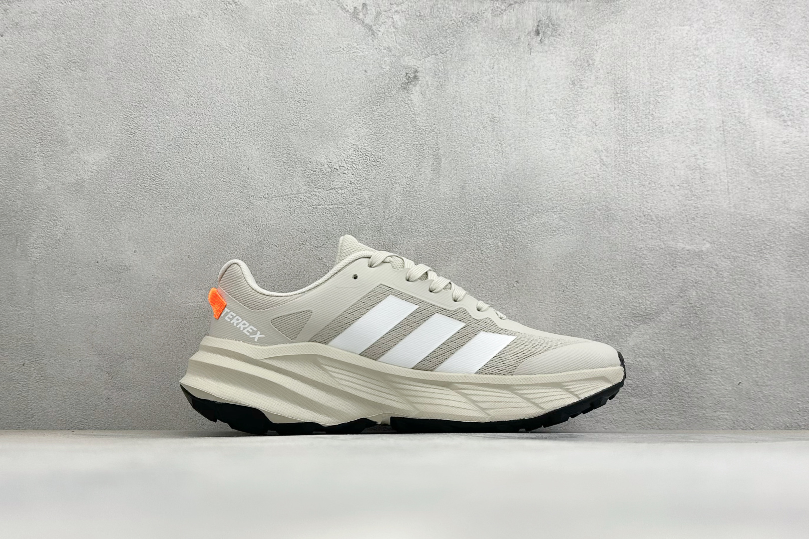 Adidas TERREX FREEHIKER SL GTX 硬核的薄底徒步踩跟鞋 鞋底会比大齿花的越野底更防滑 搭配G