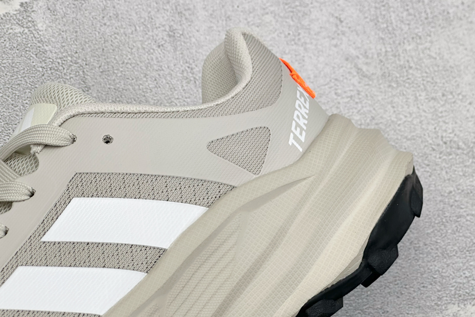 Adidas TERREX FREEHIKER SL GTX 硬核的薄底徒步踩跟鞋 鞋底会比大齿花的越野底更防滑 搭配G