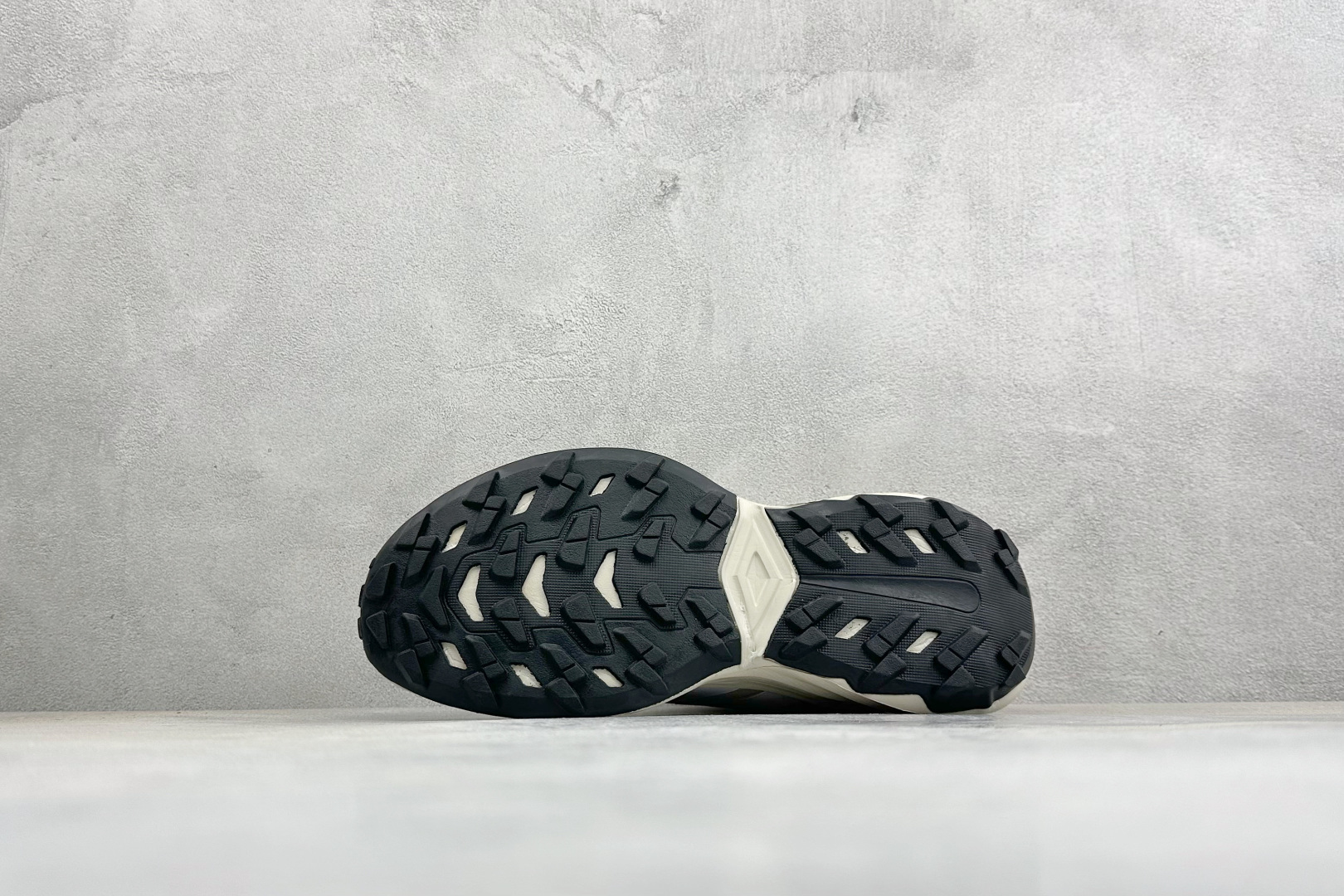 Adidas TERREX FREEHIKER SL GTX 硬核的薄底徒步踩跟鞋 鞋底会比大齿花的越野底更防滑 搭配G