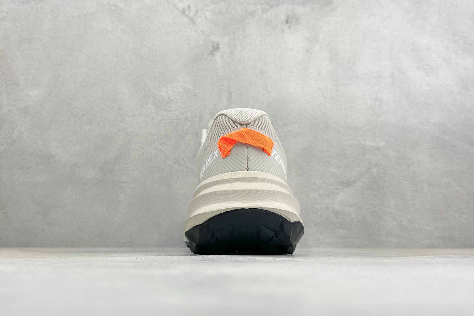 Adidas TERREX FREEHIKER SL GTX 硬核的薄底徒步踩跟鞋 鞋底会比大齿花的越野底更防滑 搭配G