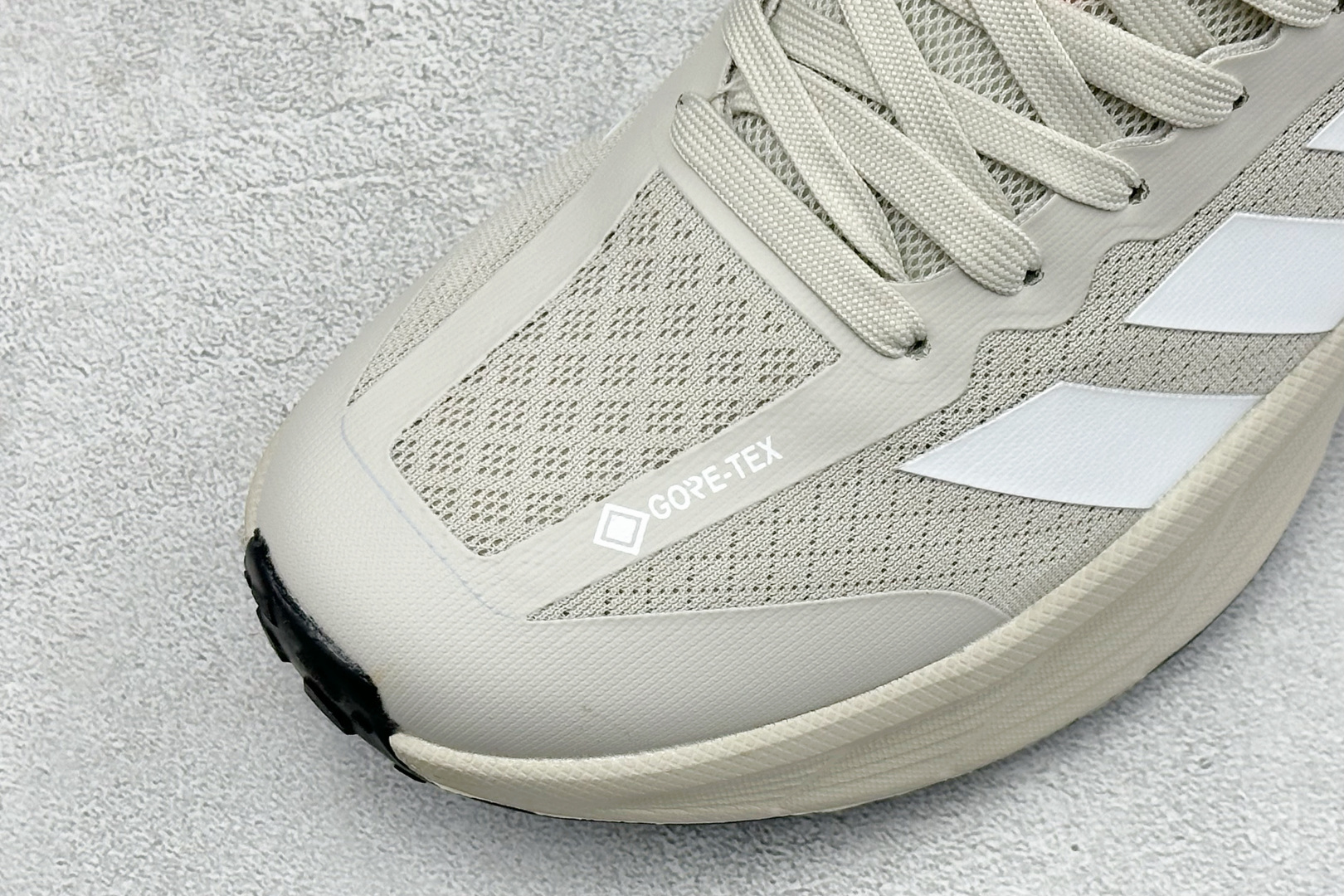Adidas TERREX FREEHIKER SL GTX 硬核的薄底徒步踩跟鞋 鞋底会比大齿花的越野底更防滑 搭配G