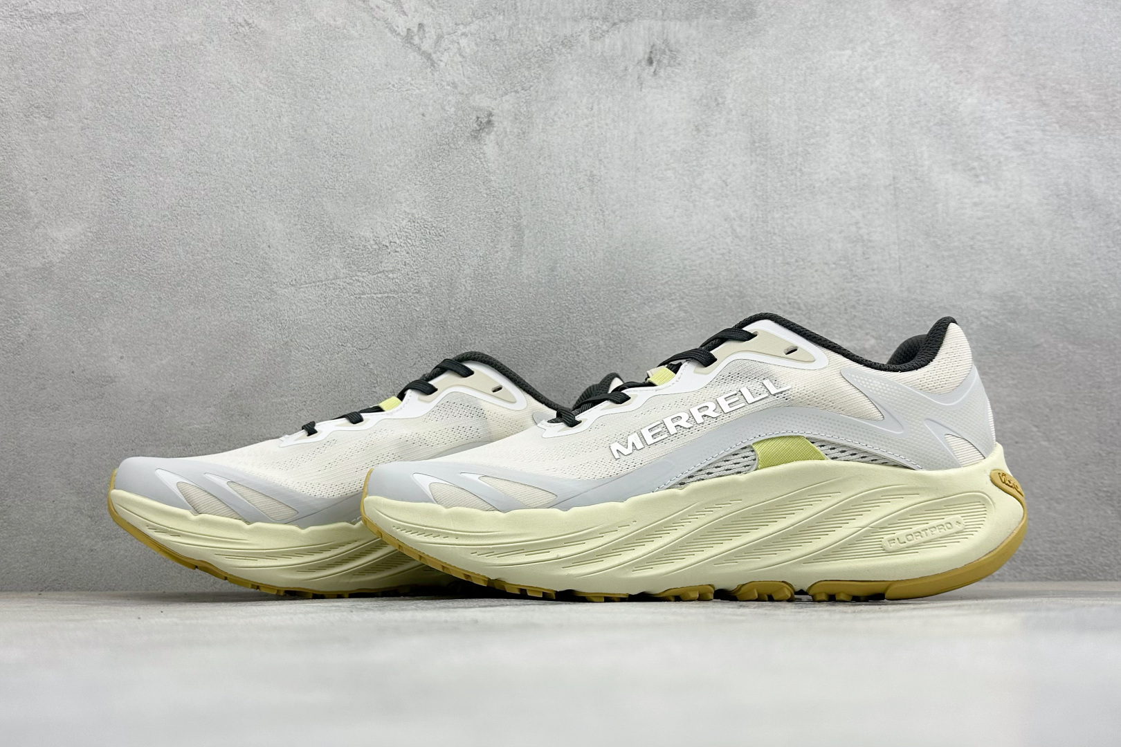 MERRELL迈乐 漠飞Pro 简约舒适蜂鸟户外越野跑步鞋 织物防滑耐磨透气 轻盈鞋体 上脚无负担 行动去飞鸟 尺码：3