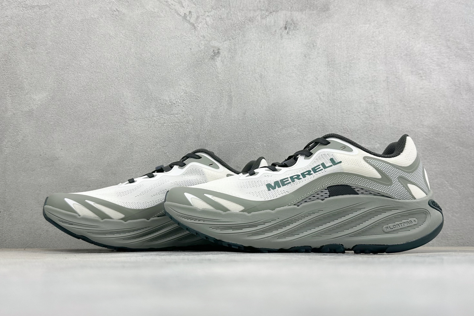 MERRELL迈乐 漠飞Pro 简约舒适蜂鸟户外越野跑步鞋 织物防滑耐磨透气 轻盈鞋体 上脚无负担 行动去飞鸟 尺码：3