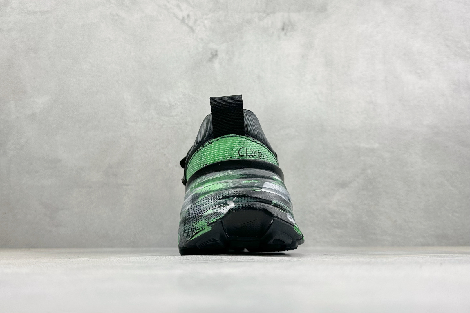 Nike V2K Run 减震防滑复古低帮跑步鞋 #鞋款被命名为 Runtekk 设计上借鉴了 2000 年的跑鞋风格 