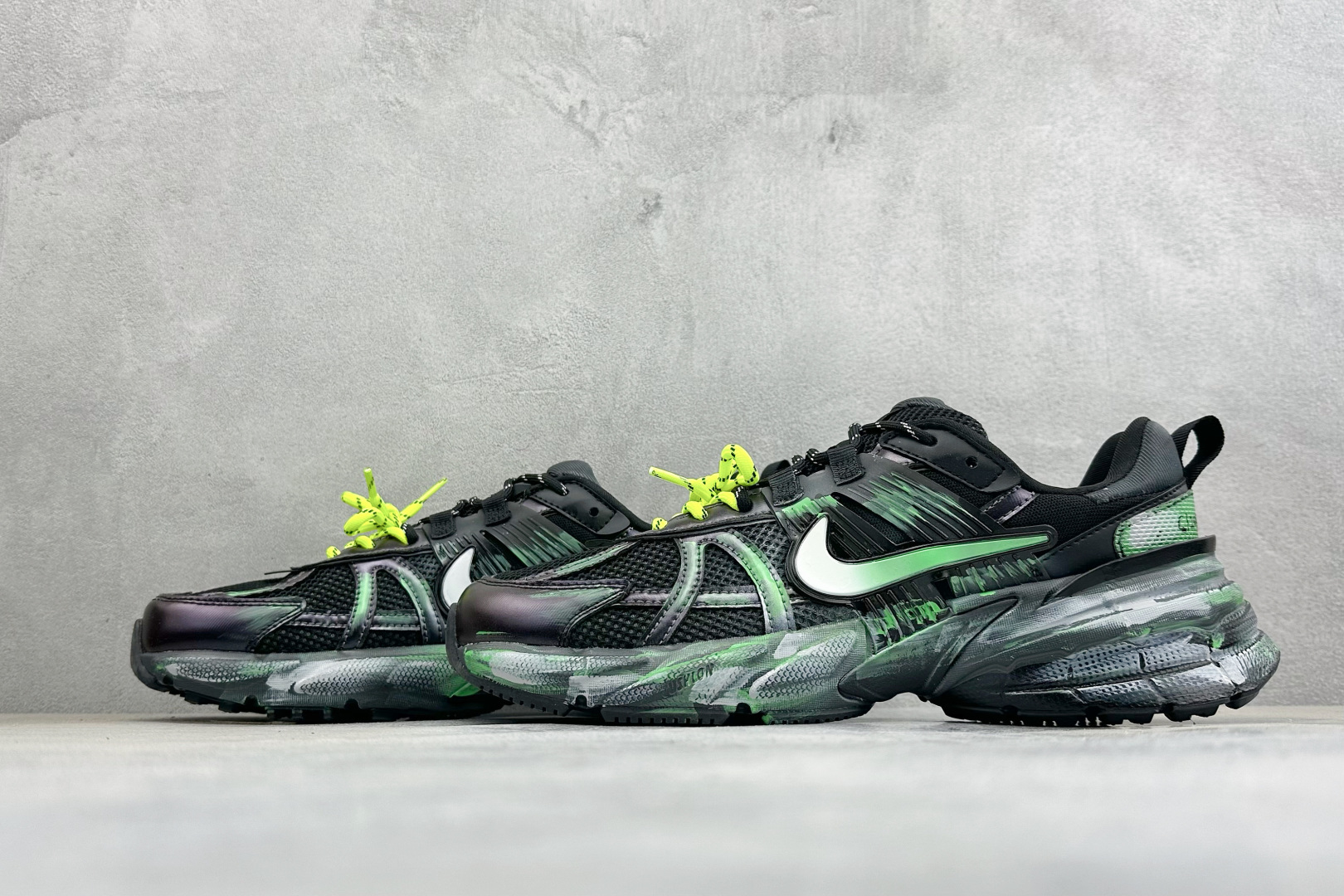 Nike V2K Run 减震防滑复古低帮跑步鞋 #鞋款被命名为 Runtekk 设计上借鉴了 2000 年的跑鞋风格 