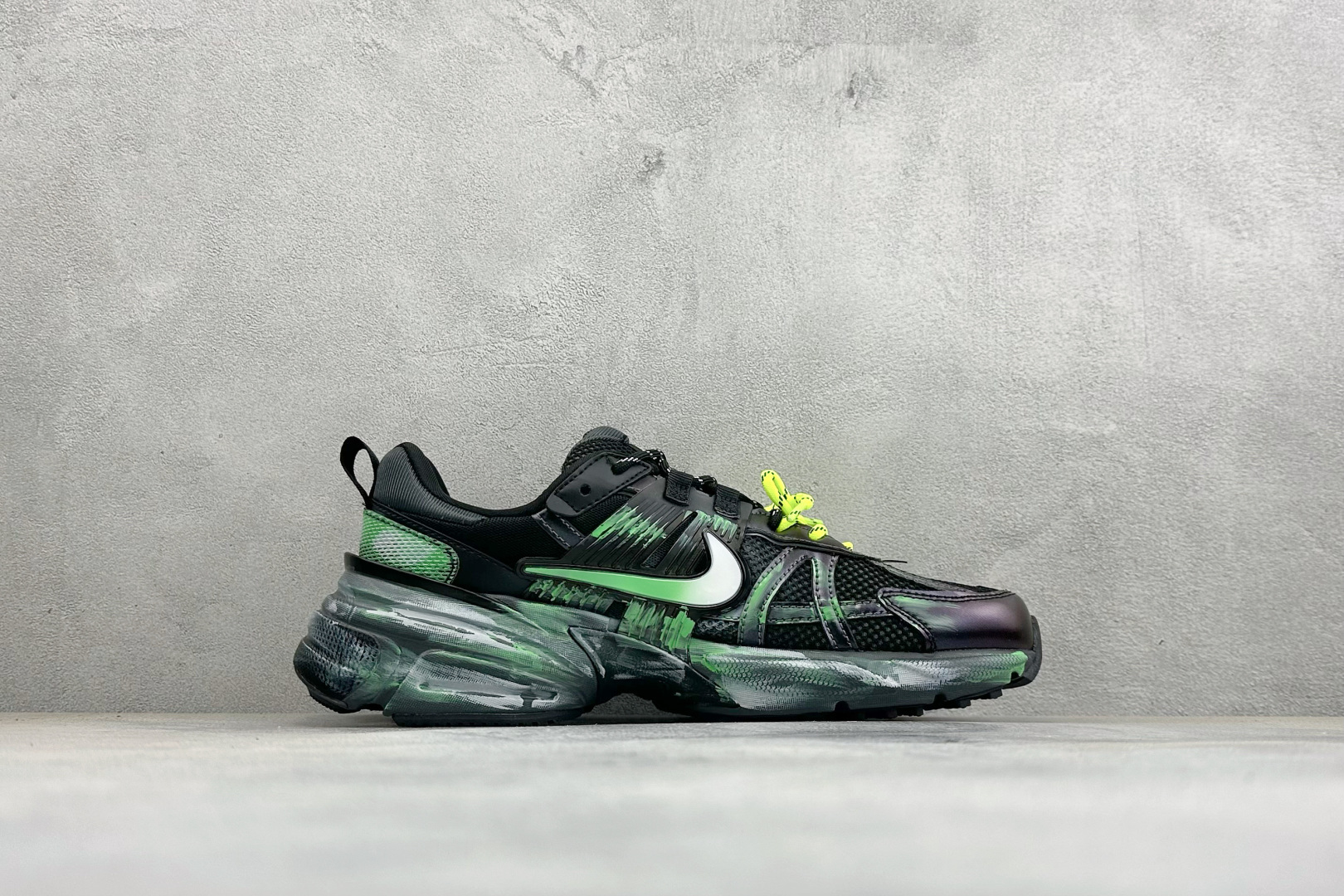 Nike V2K Run 减震防滑复古低帮跑步鞋 #鞋款被命名为 Runtekk 设计上借鉴了 2000 年的跑鞋风格 