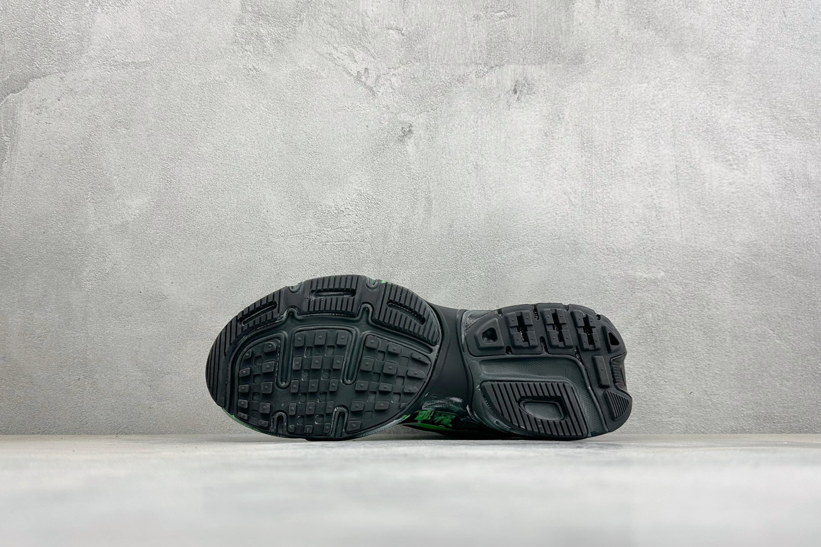 Nike V2K Run 减震防滑复古低帮跑步鞋 #鞋款被命名为 Runtekk 设计上借鉴了 2000 年的跑鞋风格 