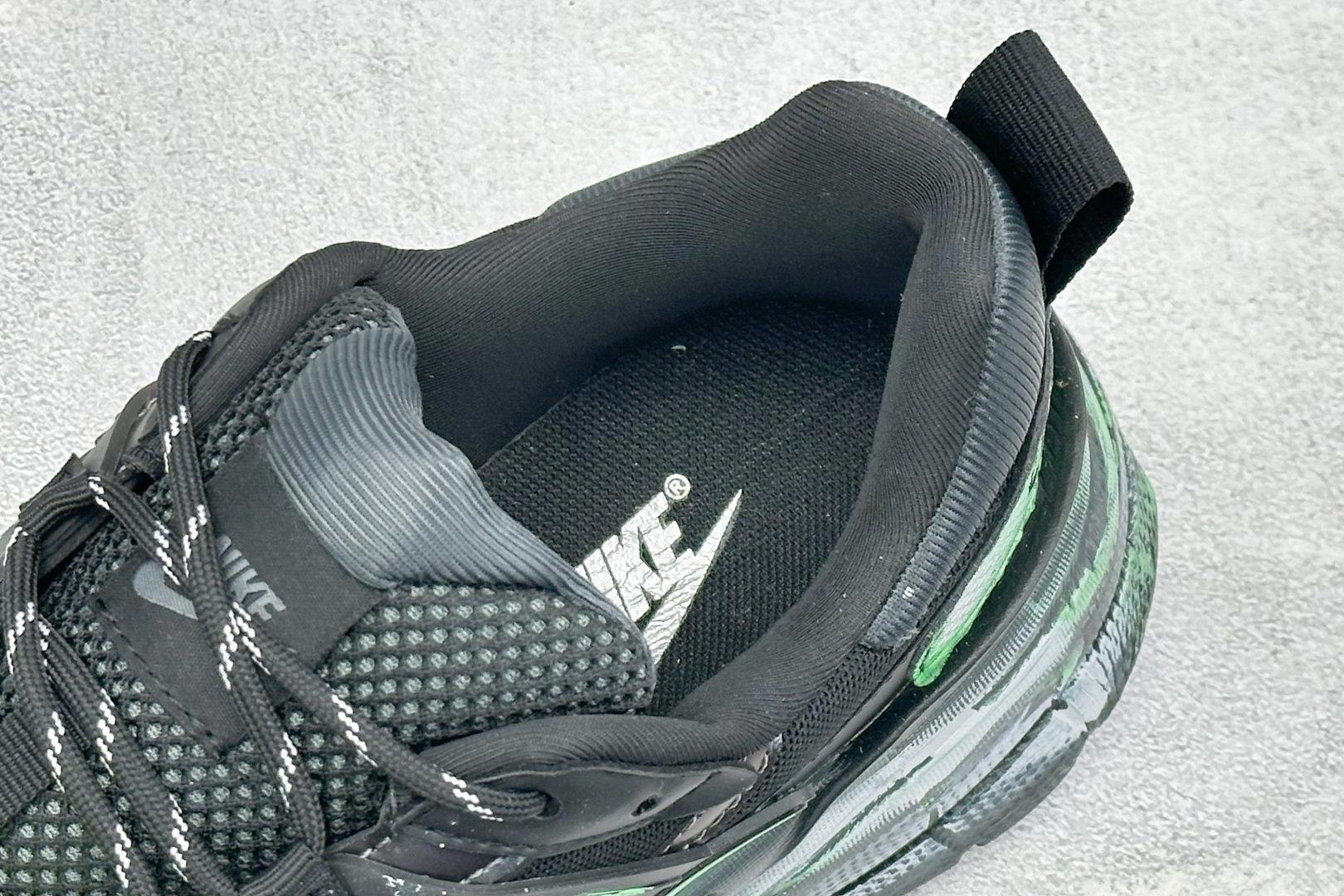 Nike V2K Run 减震防滑复古低帮跑步鞋 #鞋款被命名为 Runtekk 设计上借鉴了 2000 年的跑鞋风格 