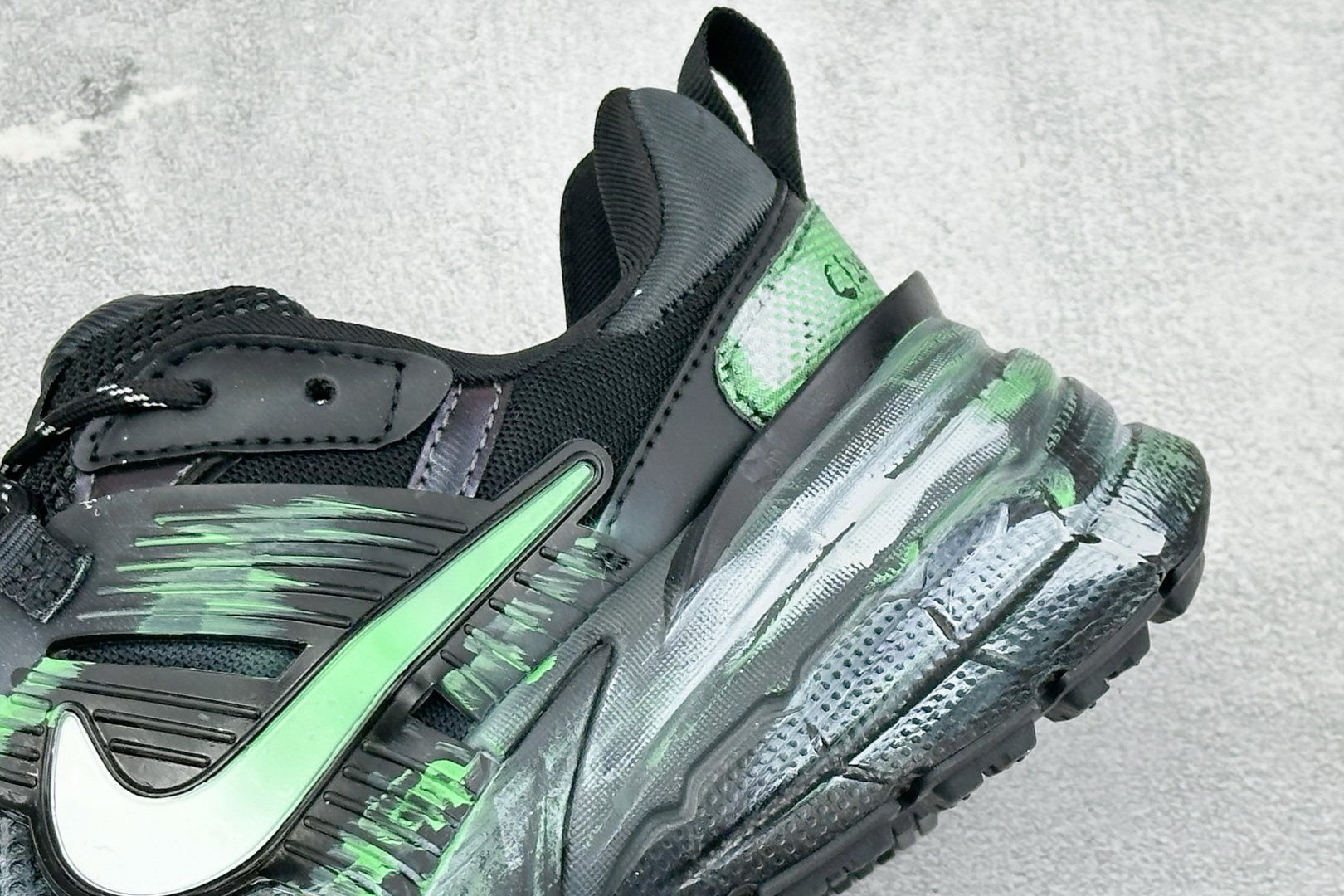 Nike V2K Run 减震防滑复古低帮跑步鞋 #鞋款被命名为 Runtekk 设计上借鉴了 2000 年的跑鞋风格 