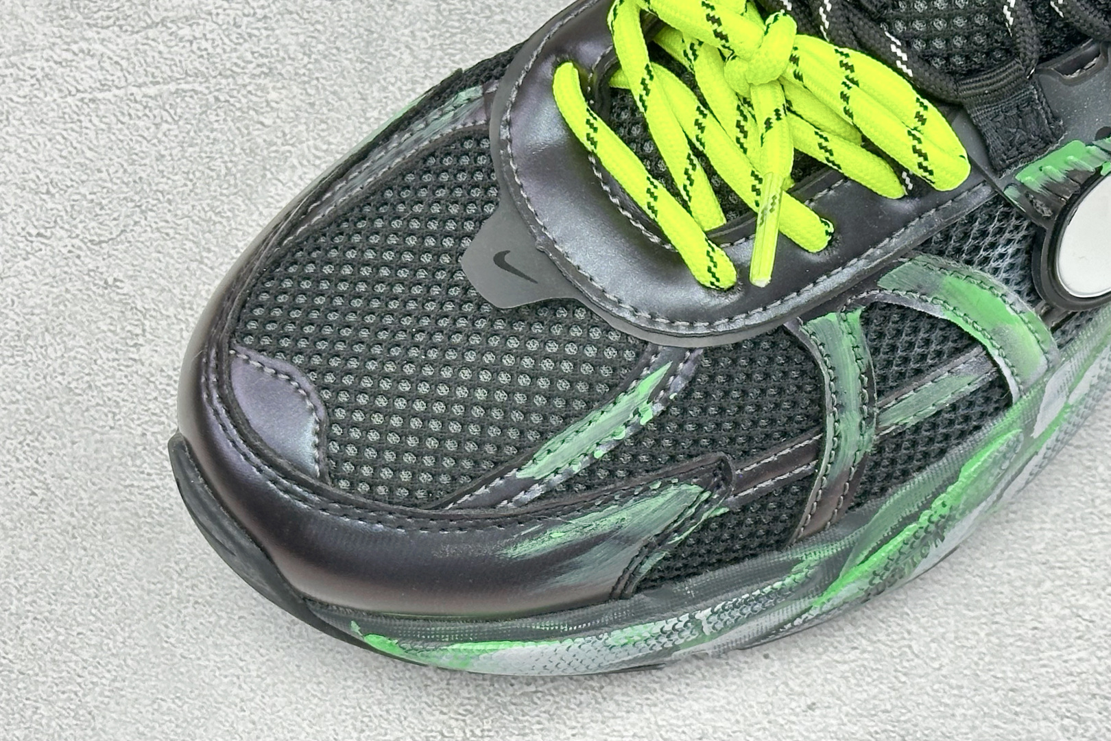 Nike V2K Run 减震防滑复古低帮跑步鞋 #鞋款被命名为 Runtekk 设计上借鉴了 2000 年的跑鞋风格 