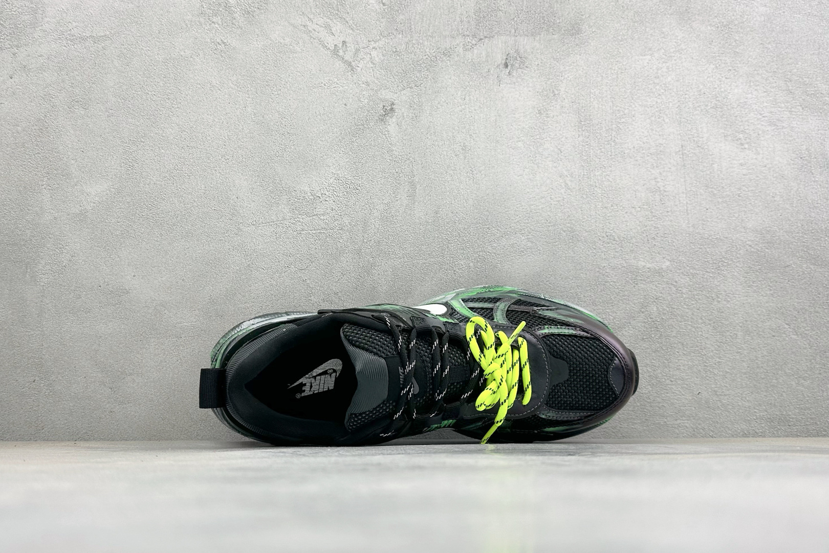 Nike V2K Run 减震防滑复古低帮跑步鞋 #鞋款被命名为 Runtekk 设计上借鉴了 2000 年的跑鞋风格 