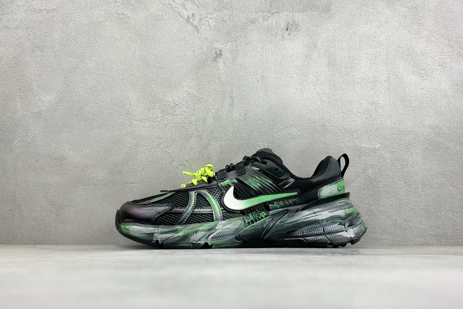 Nike V2K Run 减震防滑复古低帮跑步鞋 #鞋款被命名为 Runtekk 设计上借鉴了 2000 年的跑鞋风格 Nike V2K Run 减震防滑复古低帮跑步鞋 #鞋款被命名为 Runtekk 设计上借鉴了 2000 年的跑鞋风格