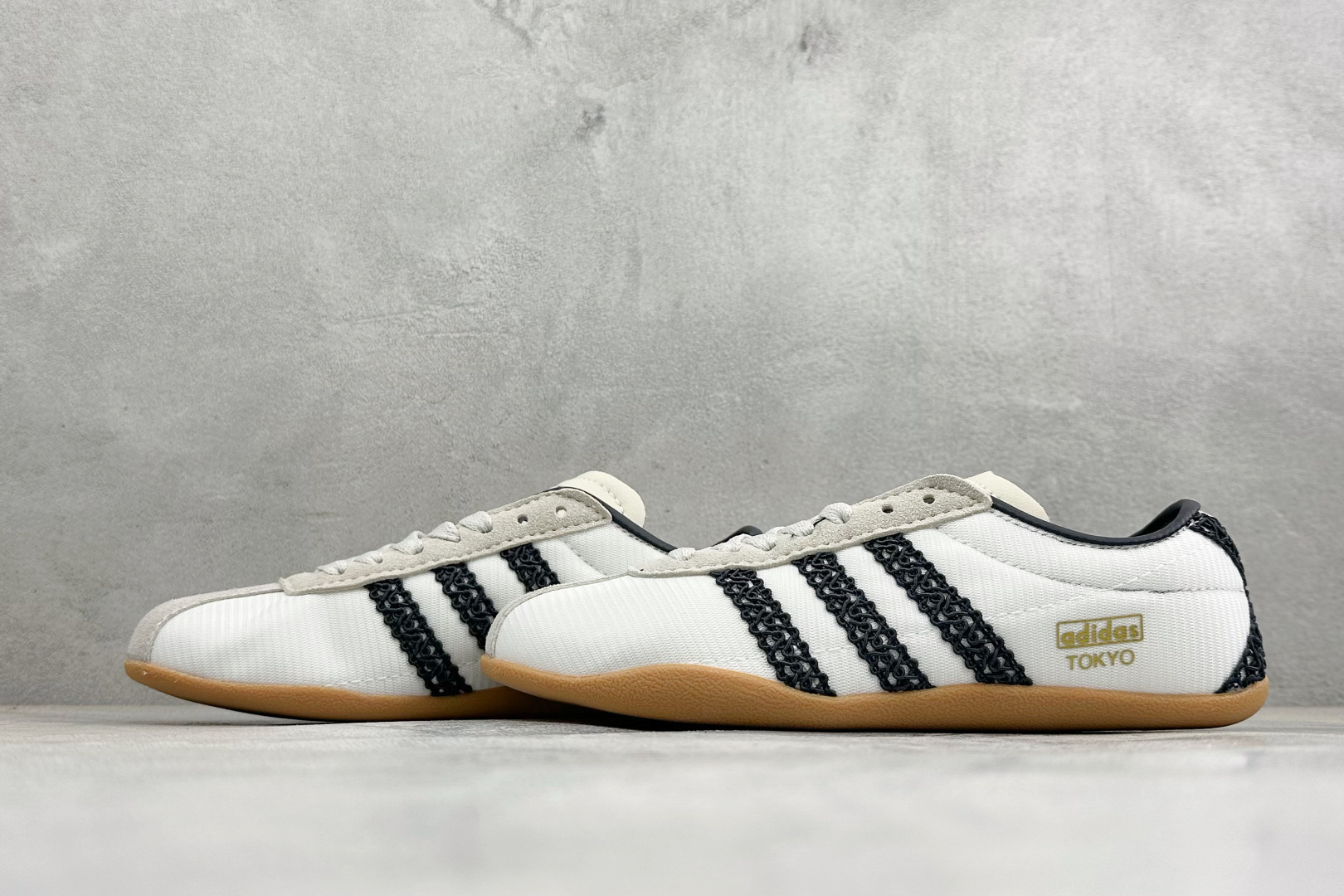 Adidas Tokyo W 阿迪达斯 舒适百搭经典休闲运动鞋 鞋面设计舒适贴合脚面 同时采用柔软材质 穿着轻便舒适 侧