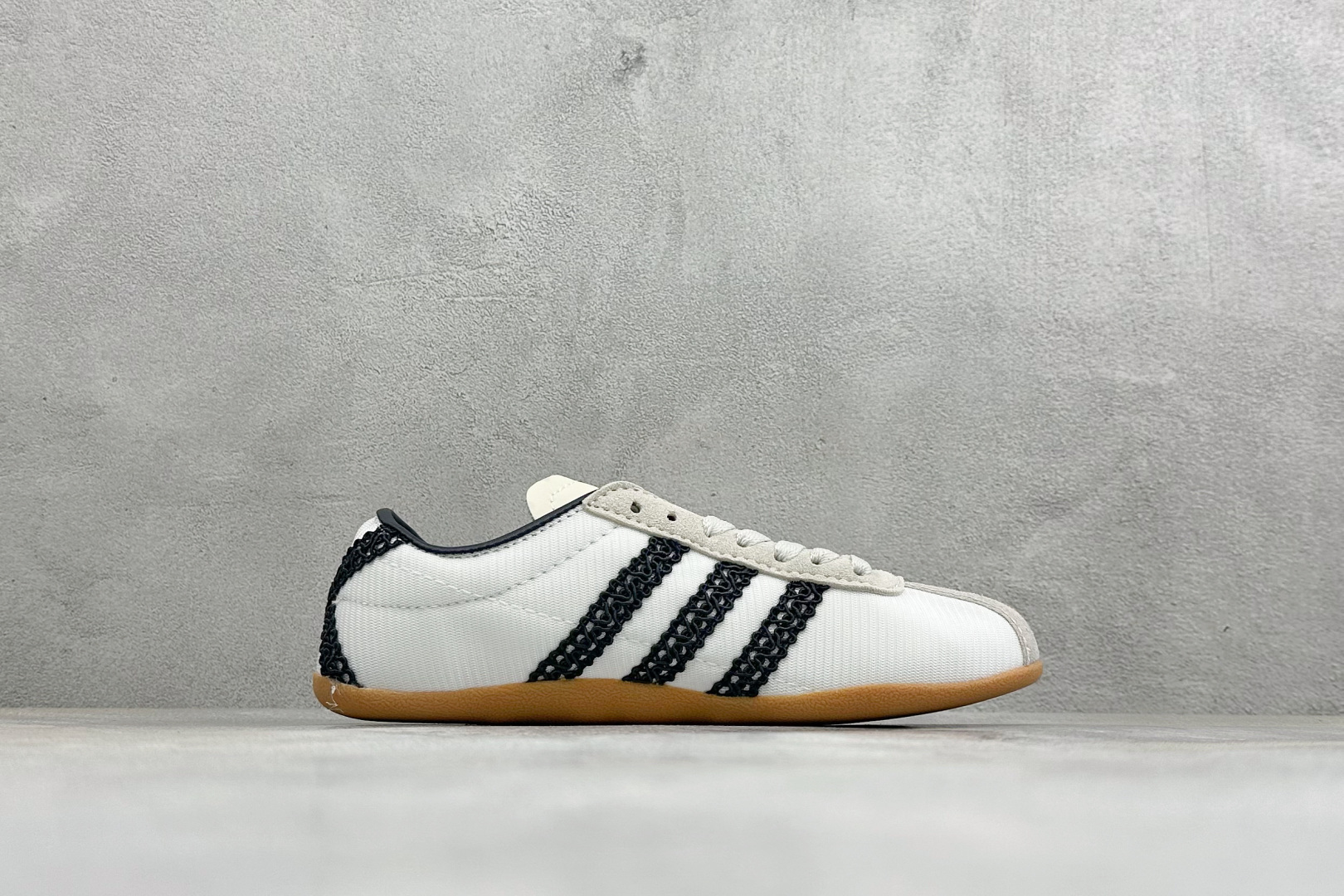 Adidas Tokyo W 阿迪达斯 舒适百搭经典休闲运动鞋 鞋面设计舒适贴合脚面 同时采用柔软材质 穿着轻便舒适 侧