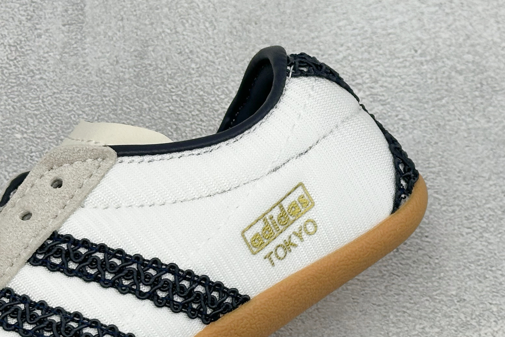 Adidas Tokyo W 阿迪达斯 舒适百搭经典休闲运动鞋 鞋面设计舒适贴合脚面 同时采用柔软材质 穿着轻便舒适 侧