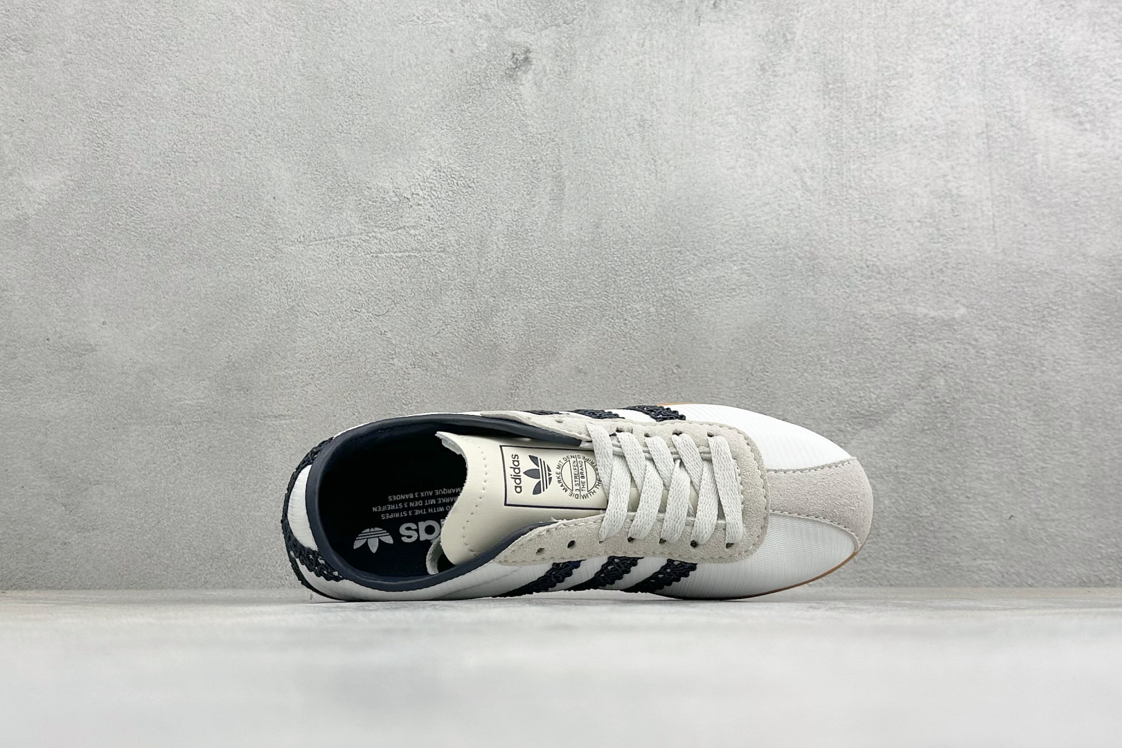 Adidas Tokyo W 阿迪达斯 舒适百搭经典休闲运动鞋 鞋面设计舒适贴合脚面 同时采用柔软材质 穿着轻便舒适 侧