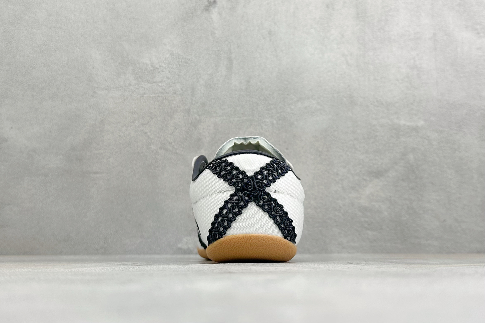 Adidas Tokyo W 阿迪达斯 舒适百搭经典休闲运动鞋 鞋面设计舒适贴合脚面 同时采用柔软材质 穿着轻便舒适 侧
