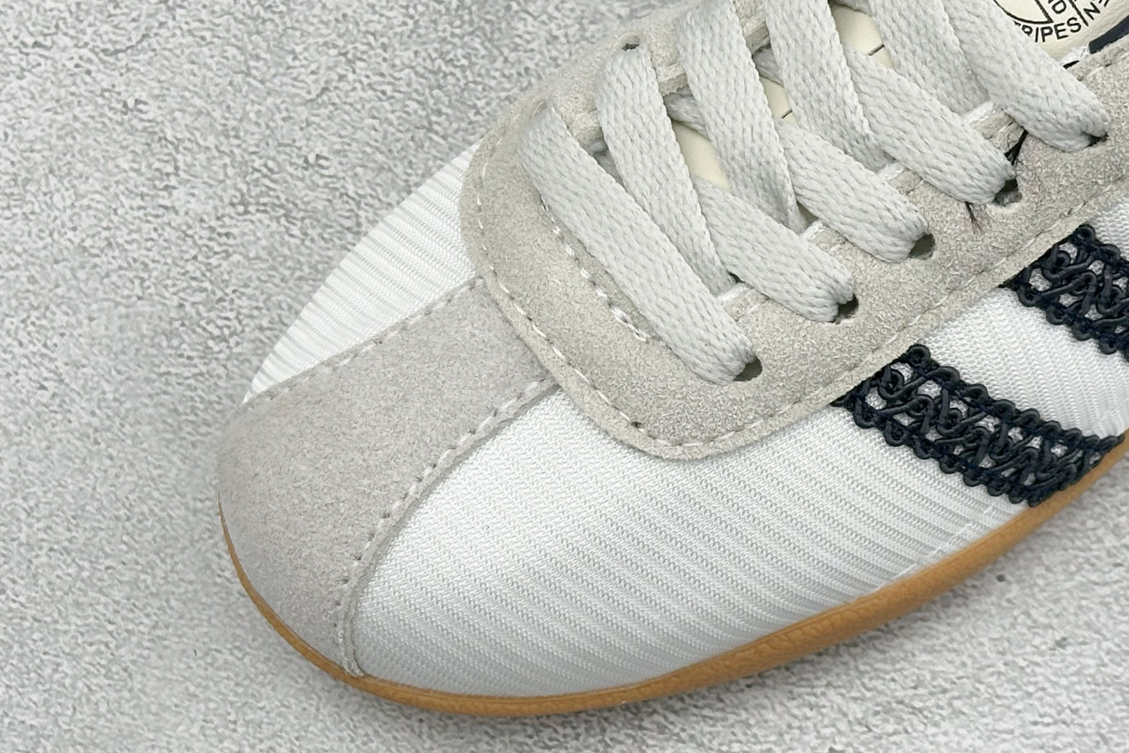 Adidas Tokyo W 阿迪达斯 舒适百搭经典休闲运动鞋 鞋面设计舒适贴合脚面 同时采用柔软材质 穿着轻便舒适 侧