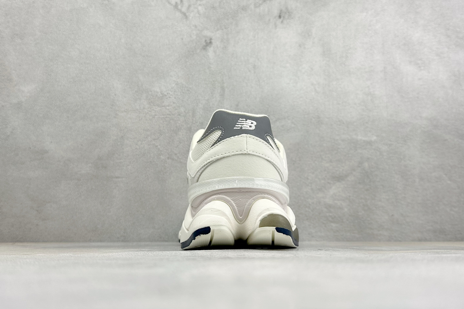 BF版New Balance 9060系列 新百伦 复古休闲运动慢跑鞋 鞋面大身由空间双格及磨砂鞋面拼接而生 采用大面积