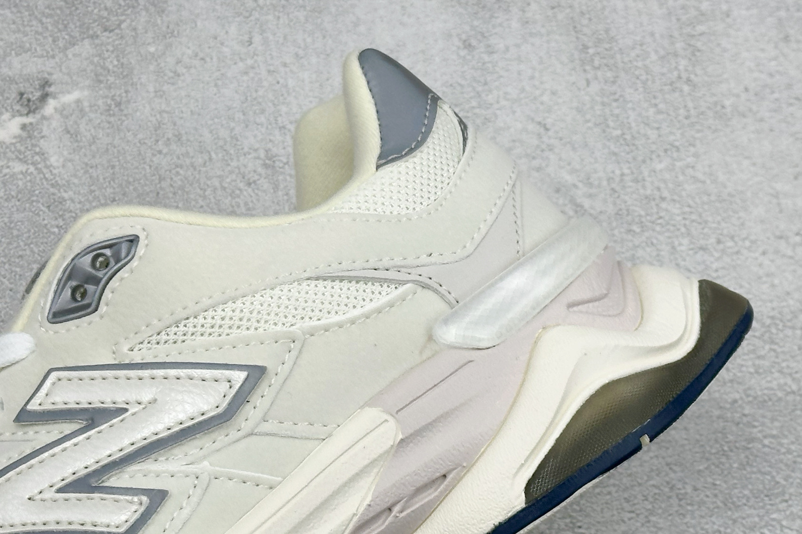 BF版New Balance 9060系列 新百伦 复古休闲运动慢跑鞋 鞋面大身由空间双格及磨砂鞋面拼接而生 采用大面积