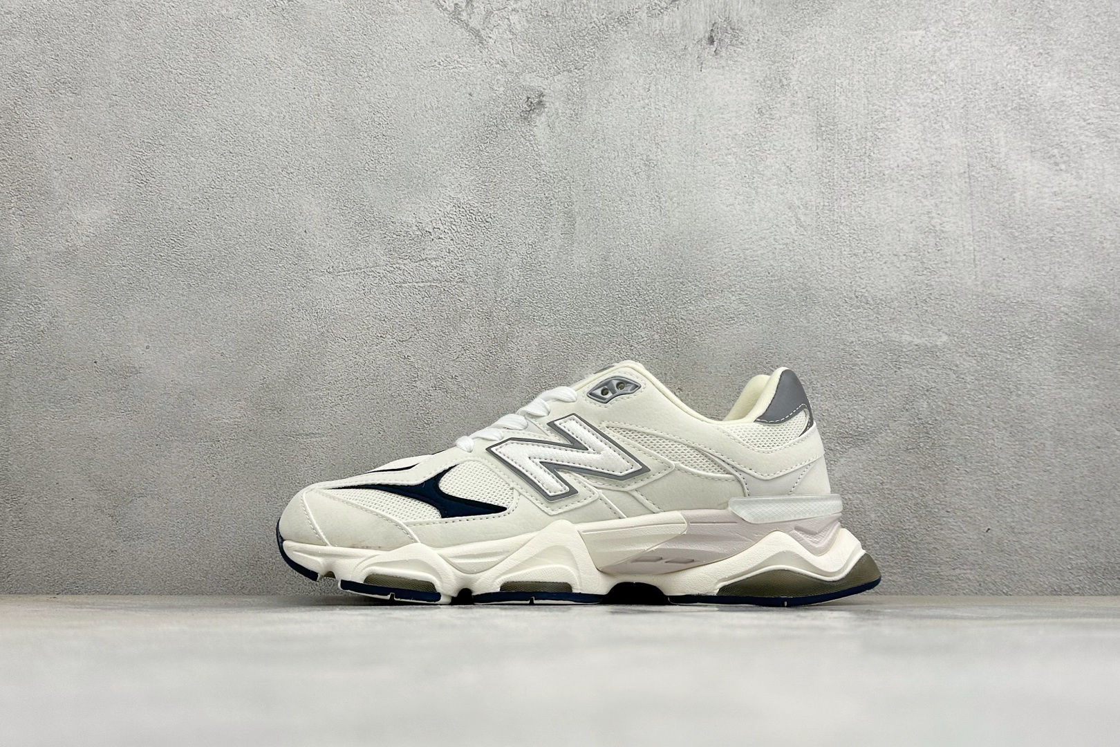 BF版New Balance 9060系列 新百伦 复古休闲运动慢跑鞋 鞋面大身由空间双格及磨砂鞋面拼接而生 采用大面积 BF版New Balance 9060系列 新百伦 复古休闲运动慢跑鞋 鞋面大身由空间双格及磨砂鞋面拼接而生 采用大面积