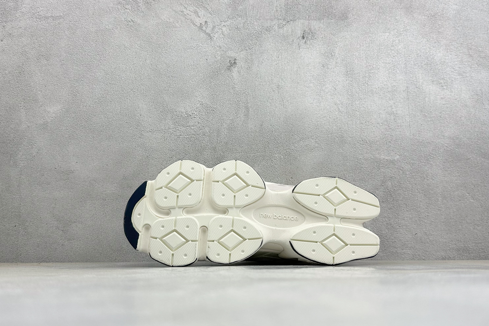 BF版New Balance 9060系列 新百伦 复古休闲运动慢跑鞋 鞋面大身由空间双格及磨砂鞋面拼接而生 采用大面积