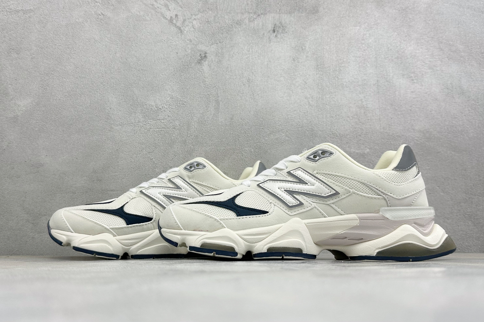 BF版New Balance 9060系列 新百伦 复古休闲运动慢跑鞋 鞋面大身由空间双格及磨砂鞋面拼接而生 采用大面积