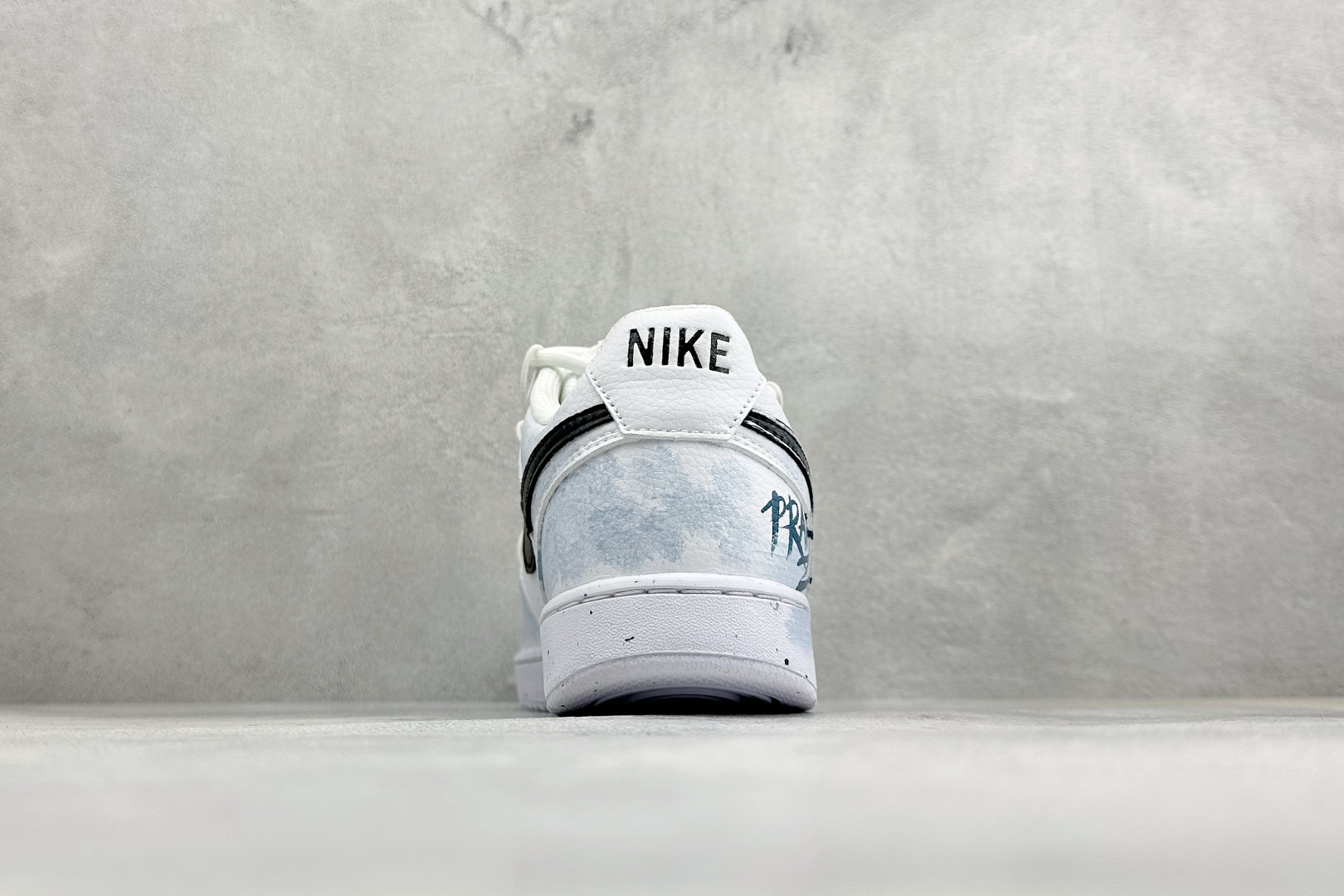 Nike Court Vision Low 手绘涂鸦 休闲运动板鞋 低帮百搭透气休闲运动板鞋，经典耐用的设计，兼顾舒适脚