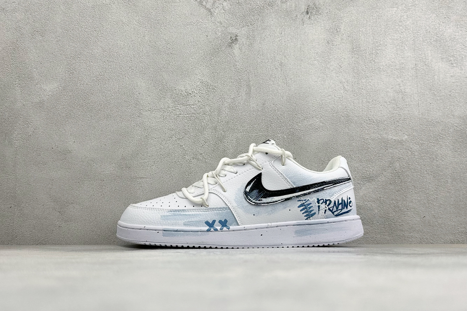 Nike Court Vision Low 手绘涂鸦 休闲运动板鞋 低帮百搭透气休闲运动板鞋，经典耐用的设计，兼顾舒适脚