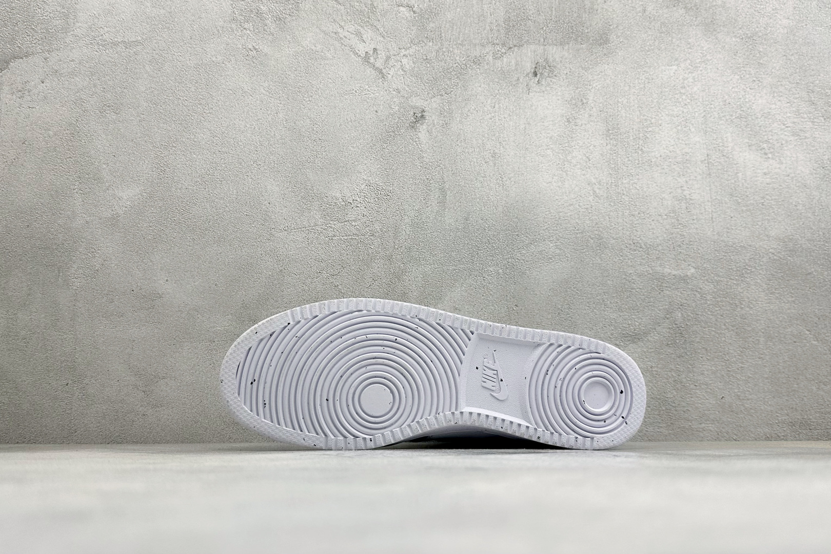 Nike Court Vision Low 手绘涂鸦 休闲运动板鞋 低帮百搭透气休闲运动板鞋，经典耐用的设计，兼顾舒适脚