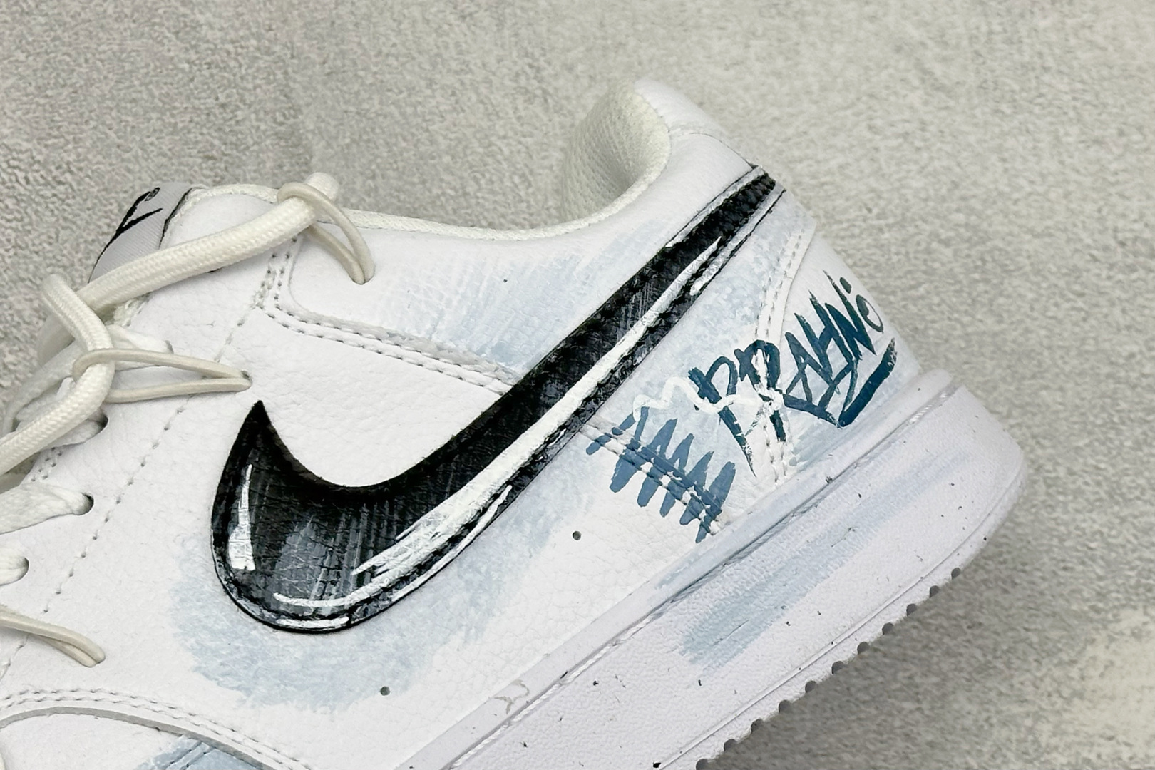 Nike Court Vision Low 手绘涂鸦 休闲运动板鞋 低帮百搭透气休闲运动板鞋，经典耐用的设计，兼顾舒适脚