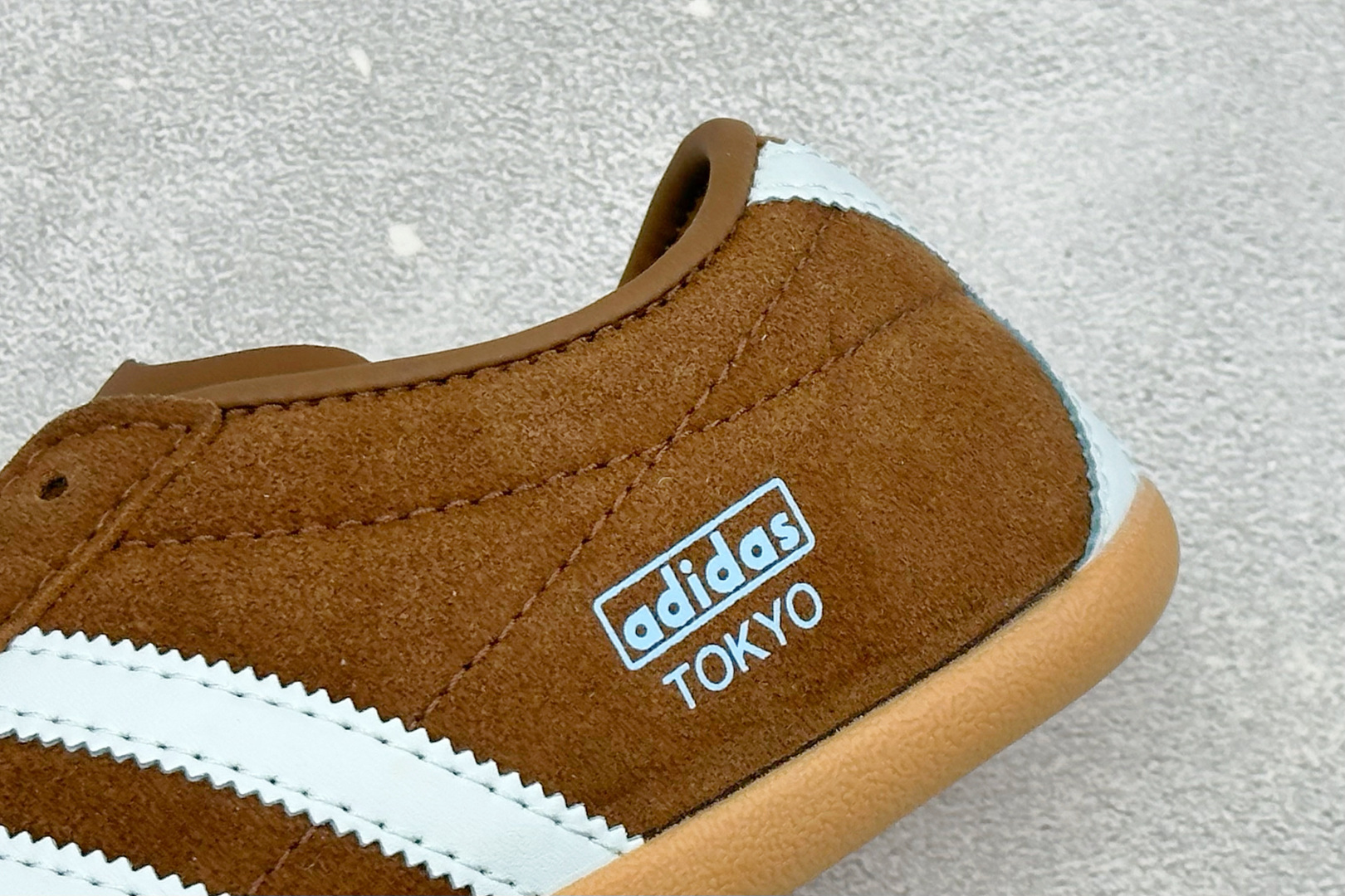 Adidas Tokyo W 阿迪达斯 舒适百搭经典休闲运动鞋 鞋面设计舒适贴合脚面 同时采用柔软材质 穿着轻便舒适 侧