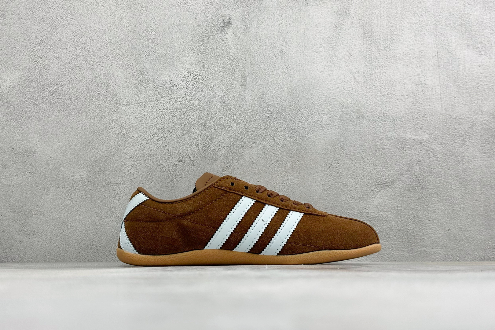 Adidas Tokyo W 阿迪达斯 舒适百搭经典休闲运动鞋 鞋面设计舒适贴合脚面 同时采用柔软材质 穿着轻便舒适 侧