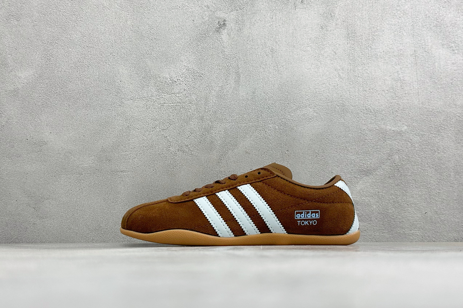 Adidas Tokyo W 阿迪达斯 舒适百搭经典休闲运动鞋 鞋面设计舒适贴合脚面 同时采用柔软材质 穿着轻便舒适 侧