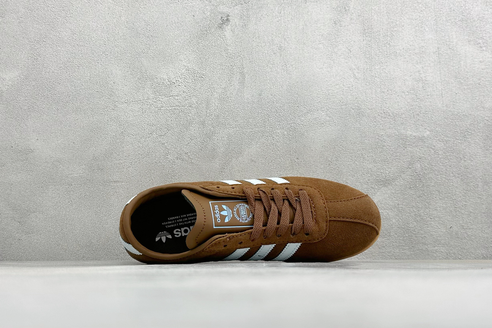 Adidas Tokyo W 阿迪达斯 舒适百搭经典休闲运动鞋 鞋面设计舒适贴合脚面 同时采用柔软材质 穿着轻便舒适 侧
