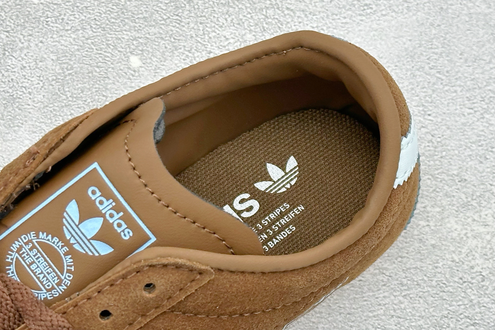 Adidas Tokyo W 阿迪达斯 舒适百搭经典休闲运动鞋 鞋面设计舒适贴合脚面 同时采用柔软材质 穿着轻便舒适 侧