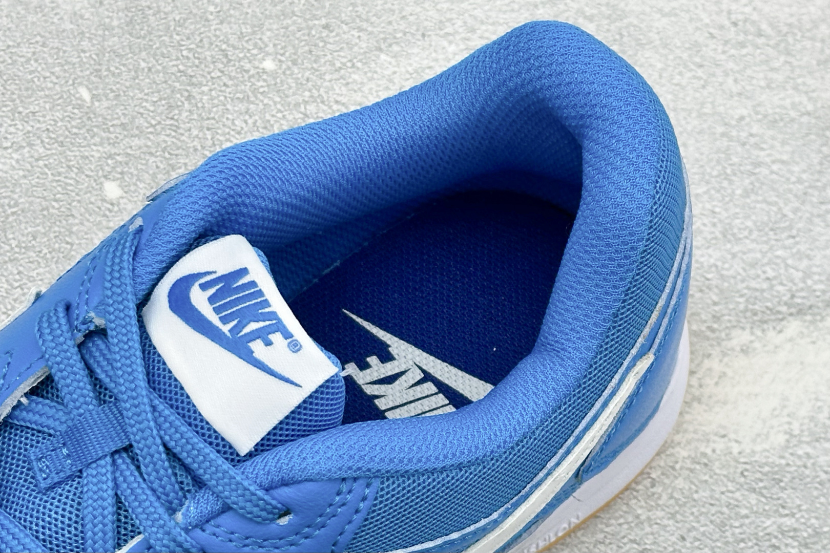 NIKE GATO 低帮生活休闲鞋 透气网布眼融入皮革，织和物合成材质覆面，营造21世初纪的畅跑美学概念。泡棉中底盈轻缓