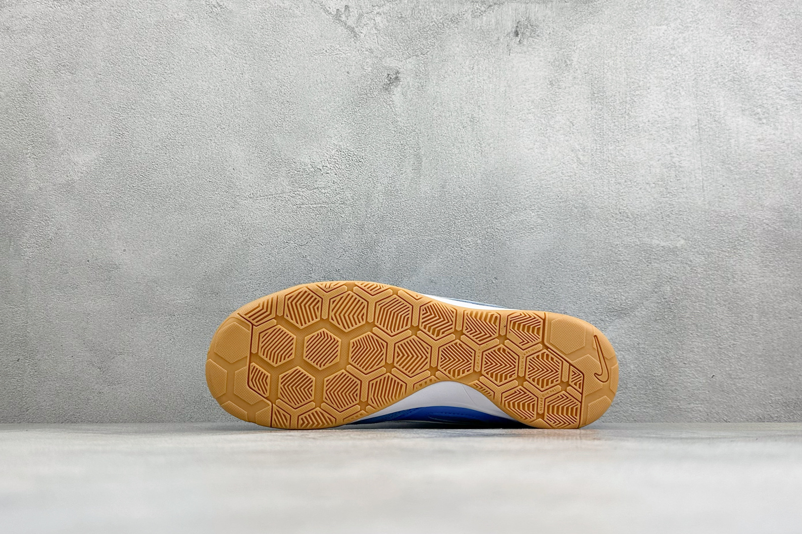 NIKE GATO 低帮生活休闲鞋 透气网布眼融入皮革，织和物合成材质覆面，营造21世初纪的畅跑美学概念。泡棉中底盈轻缓
