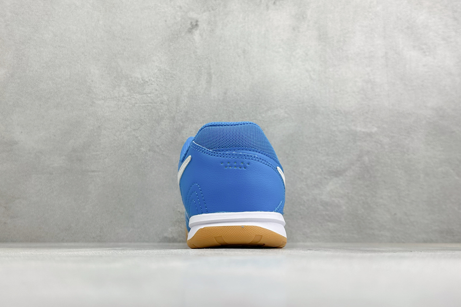NIKE GATO 低帮生活休闲鞋 透气网布眼融入皮革，织和物合成材质覆面，营造21世初纪的畅跑美学概念。泡棉中底盈轻缓