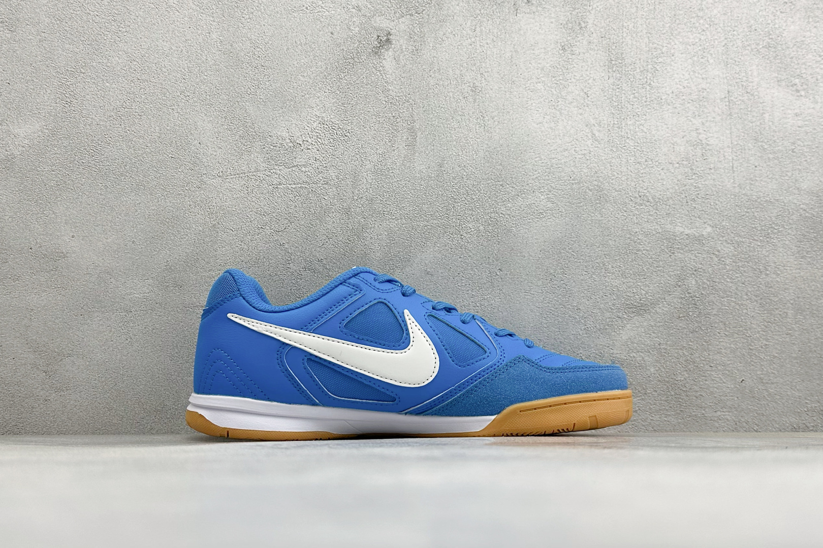 NIKE GATO 低帮生活休闲鞋 透气网布眼融入皮革，织和物合成材质覆面，营造21世初纪的畅跑美学概念。泡棉中底盈轻缓
