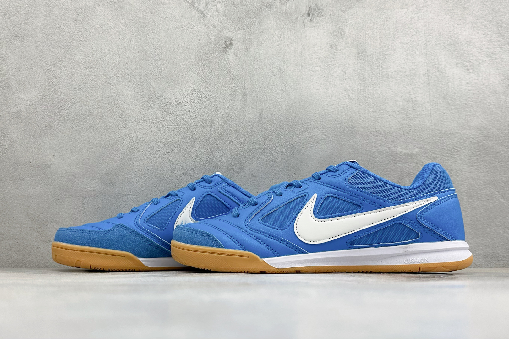 NIKE GATO 低帮生活休闲鞋 透气网布眼融入皮革，织和物合成材质覆面，营造21世初纪的畅跑美学概念。泡棉中底盈轻缓